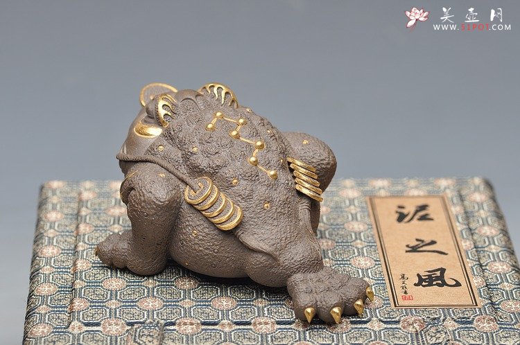 紫砂壶图片：紫砂摆件 范志锋茶宠【红眼镜12公分金钱多多金蟾】24K黄金包真品 - 宜兴紫砂壶网