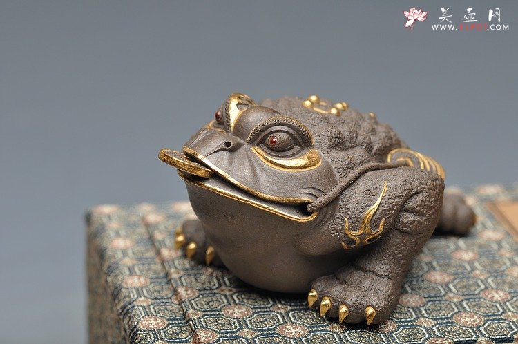 紫砂壶图片：紫砂摆件 范志锋茶宠【红眼镜12公分金钱多多金蟾】24K黄金包真品 - 宜兴紫砂壶网