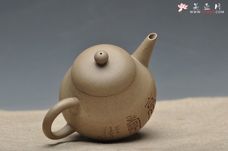 紫砂壶图片：全手老味高梨形 古拙之味 手中无梨式，难以言茗事 高寿与幽思 - 宜兴紫砂壶网