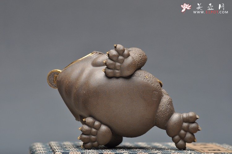 紫砂壶图片：紫砂摆件 范志锋茶宠【红眼镜12公分金钱多多金蟾】24K黄金包真品 - 宜兴紫砂壶网