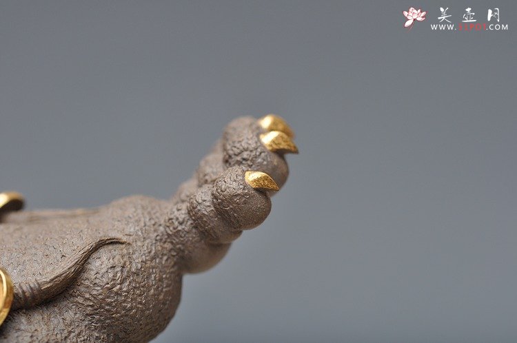 紫砂壶图片：紫砂摆件 范志锋茶宠【红眼镜12公分金钱多多金蟾】24K黄金包真品 - 宜兴紫砂壶网