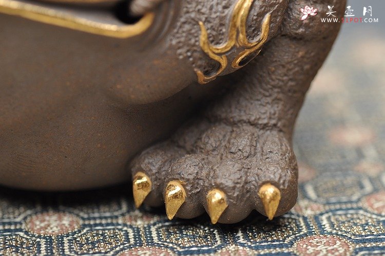 紫砂壶图片：紫砂摆件 范志锋茶宠【红眼镜12公分金钱多多金蟾】24K黄金包真品 - 宜兴紫砂壶网