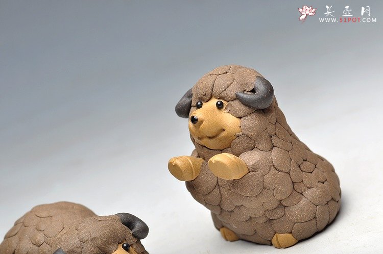 紫砂壶图片：喜气盈盈 可爱的茶宠玩具 喜羊羊一对 - 宜兴紫砂壶网