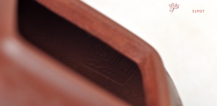 紫砂壶图片：何卫枫全手新品 敦方  蓄势 古味十足 精致可人 通景山水 - 宜兴紫砂壶网