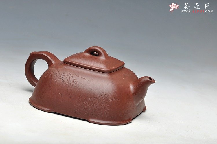 紫砂壶图片：何卫枫全手新品 敦方  蓄势 古味十足 精致可人 通景山水 - 宜兴紫砂壶网