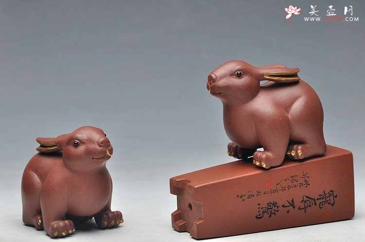 紫砂壶图片：富贵兔 描真金 吉祥富贵 - 宜兴紫砂壶网