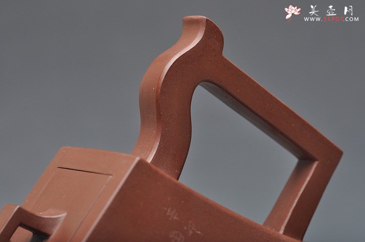 紫砂壶图片：霸气之作 史金妹精品 全手大方钟 巍巍壶势 - 宜兴紫砂壶网