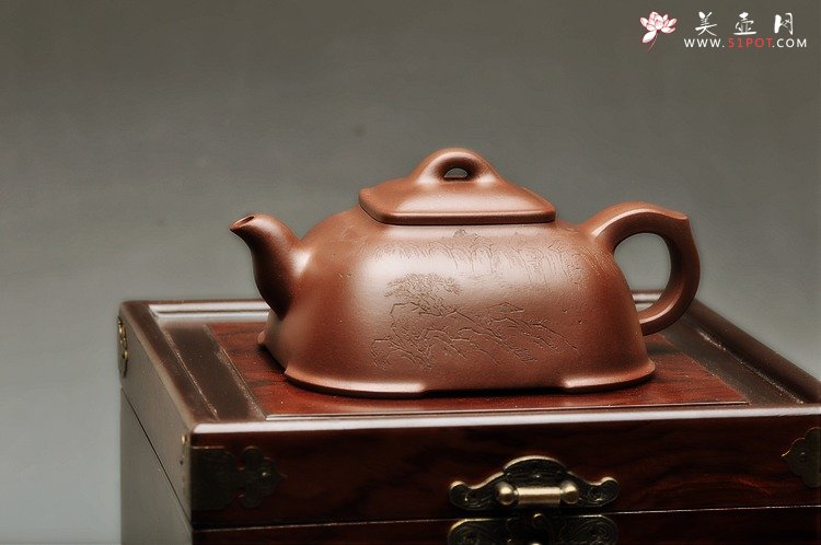 紫砂壶图片：何卫枫全手新品 敦方  蓄势 古味十足 精致可人 通景山水 - 宜兴紫砂壶网