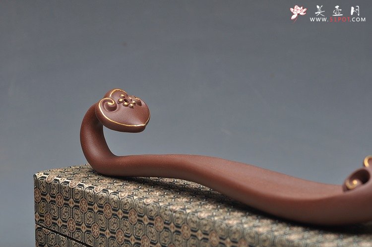 紫砂壶图片：如意香插 线条优美 描真金 - 宜兴紫砂壶网