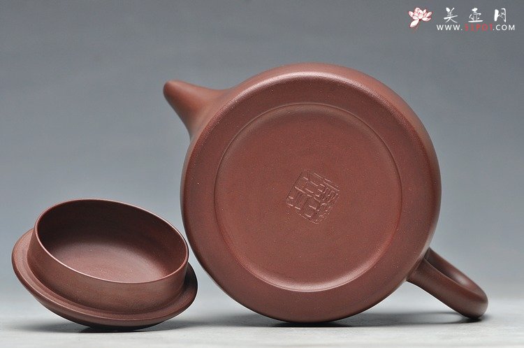 紫砂壶图片：万阗阗摹古全手之作  德厚钟雅 大亨高德中 老紫泥 - 宜兴紫砂壶网