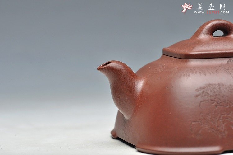 紫砂壶图片：何卫枫全手新品 敦方  蓄势 古味十足 精致可人 通景山水 - 宜兴紫砂壶网