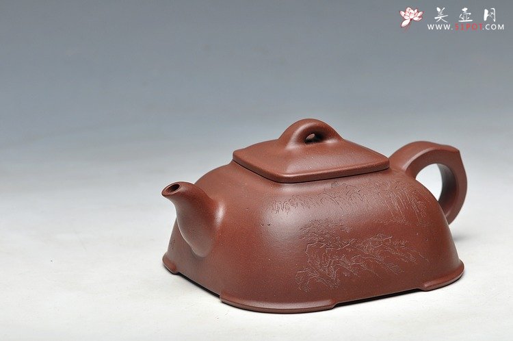 紫砂壶图片：何卫枫全手新品 敦方  蓄势 古味十足 精致可人 通景山水 - 宜兴紫砂壶网