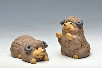 紫砂壶图片：喜气盈盈 可爱的茶宠玩具 喜羊羊一对 - 宜兴紫砂壶网