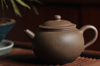 紫砂壶图片：拙朴古雅 传统耐品 杀茶利器 全手拙古 - 宜兴紫砂壶网