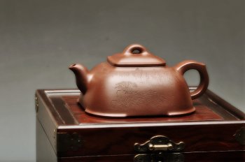 紫砂壶图片：何卫枫全手新品 敦方  蓄势 古味十足 精致可人 通景山水 - 宜兴紫砂壶网