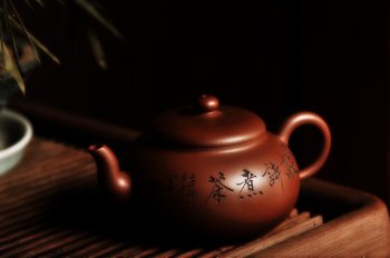 紫砂壶图片：曲线优美 古朴静雅 半月壶 - 宜兴紫砂壶网