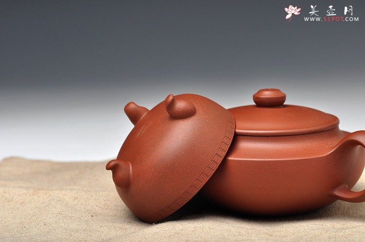 紫砂壶图片：即兴全手制 主人杯 三足回纹杯 此款仅2件  - 宜兴紫砂壶网