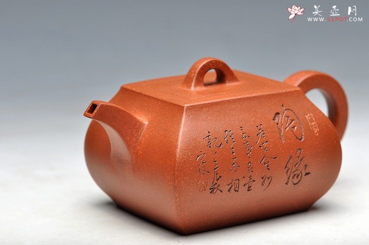 紫砂壶图片：强强联合 国工陈宏林即兴装饰 线条挺拔 全手四方鼓腹 - 宜兴紫砂壶网