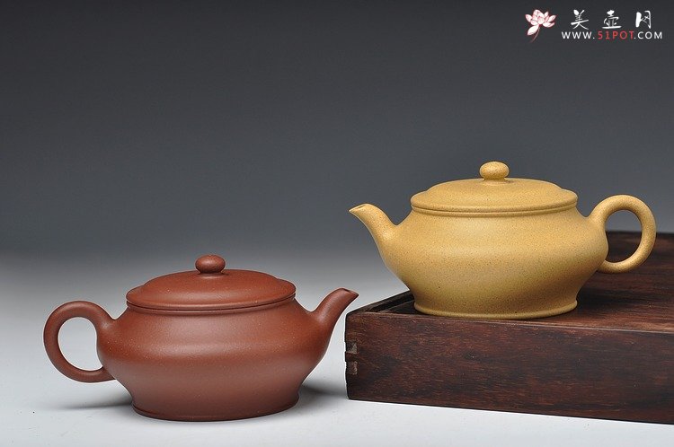 紫砂壶图片：线条挺括 全手高虚扁 本绿和底槽青一对 国助和石装饰 - 宜兴紫砂壶网