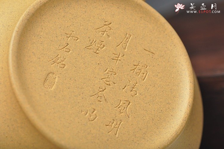 紫砂壶图片：线条挺括 全手高虚扁 本绿和底槽青一对 国助和石装饰 - 宜兴紫砂壶网