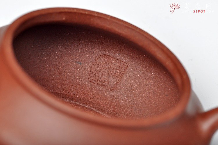 紫砂壶图片：线条挺括 全手高虚扁 本绿和底槽青一对 国助和石装饰 - 宜兴紫砂壶网