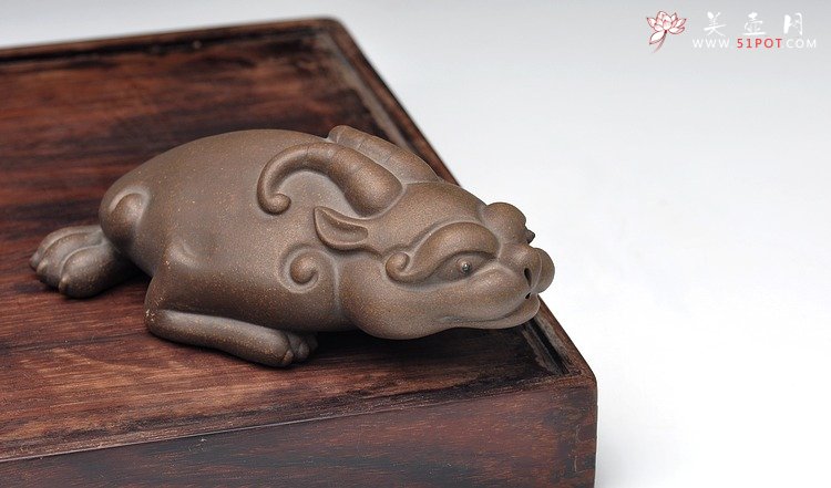 紫砂壶图片：金蟾 仅此一件 栩栩如生 古铜泥 - 宜兴紫砂壶网