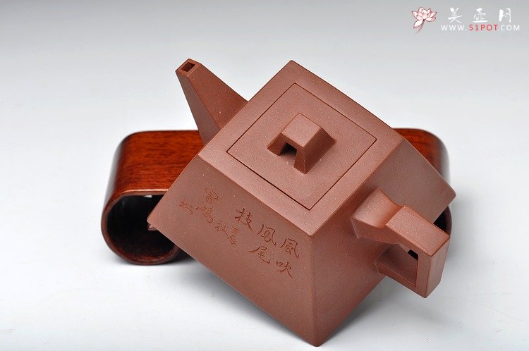 紫砂壶图片：气势凛然 剑流身如城 李昌鸿大师装饰 全手升方壶 - 宜兴紫砂壶网