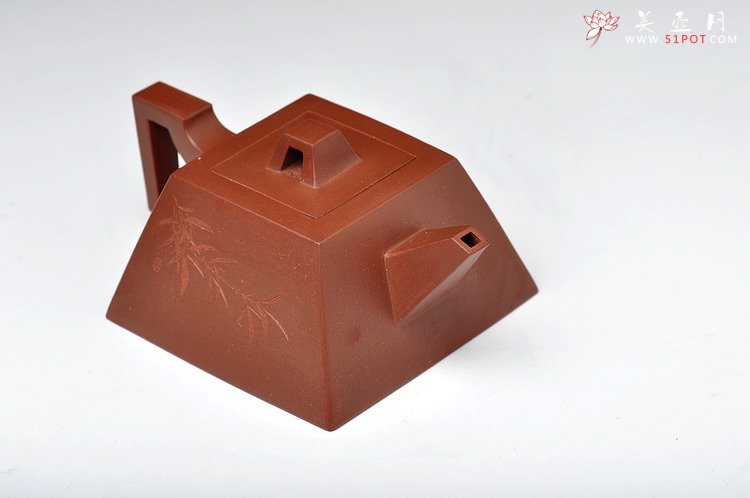 紫砂壶图片：气势凛然 剑流身如城 李昌鸿大师装饰 全手升方壶 - 宜兴紫砂壶网