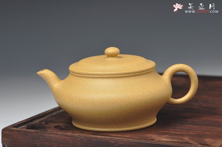 紫砂壶图片：线条挺括 全手高虚扁 本绿和底槽青一对 国助和石装饰 - 宜兴紫砂壶网