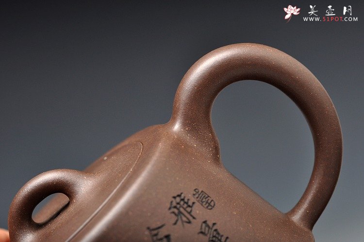 紫砂壶图片：双刀精品更显老味  柱础 青灰砂 范曾人物风格 - 宜兴紫砂壶网