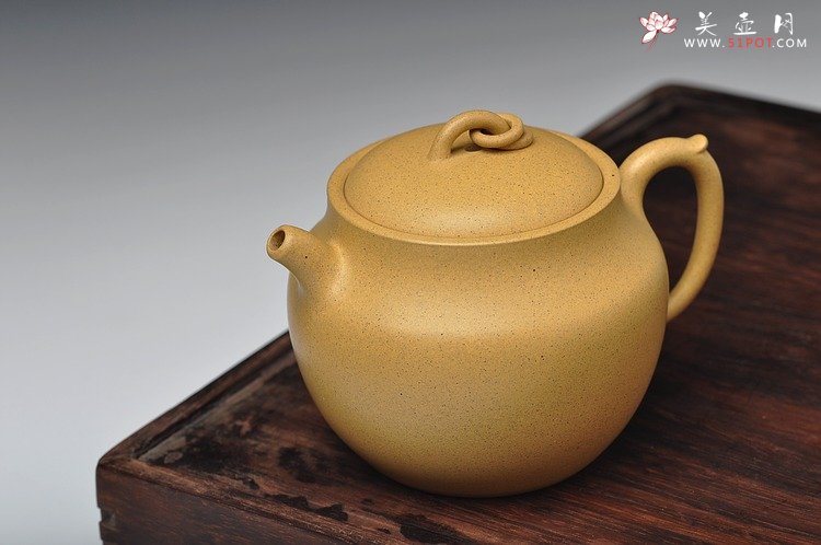 紫砂壶图片：造型新颖 敦厚可人 本山绿 全手禅钟 - 宜兴紫砂壶网