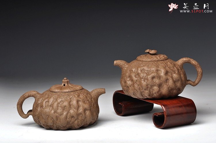 紫砂壶图片：邵惠雄风格 全手龚春 灵芝和瓜纽一对 薄胎 - 宜兴紫砂壶网