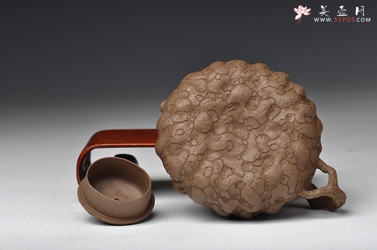 紫砂壶图片：邵惠雄风格 全手龚春 灵芝和瓜纽一对 薄胎 - 宜兴紫砂壶网