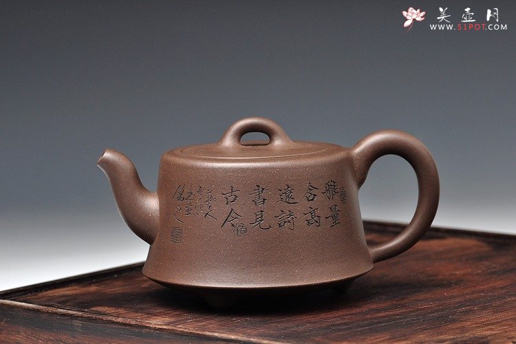 紫砂壶图片：双刀精品更显老味  柱础 青灰砂 范曾人物风格 - 宜兴紫砂壶网