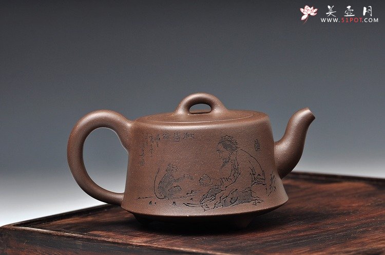 紫砂壶图片：双刀精品更显老味  柱础 青灰砂 范曾人物风格 - 宜兴紫砂壶网