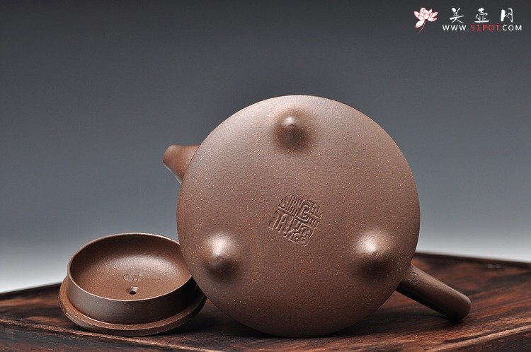 紫砂壶图片：双刀精品更显老味  柱础 青灰砂 范曾人物风格 - 宜兴紫砂壶网