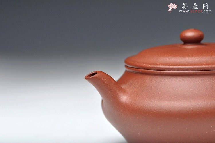 紫砂壶图片：线条挺括 全手高虚扁 本绿和底槽青一对 国助和石装饰 - 宜兴紫砂壶网