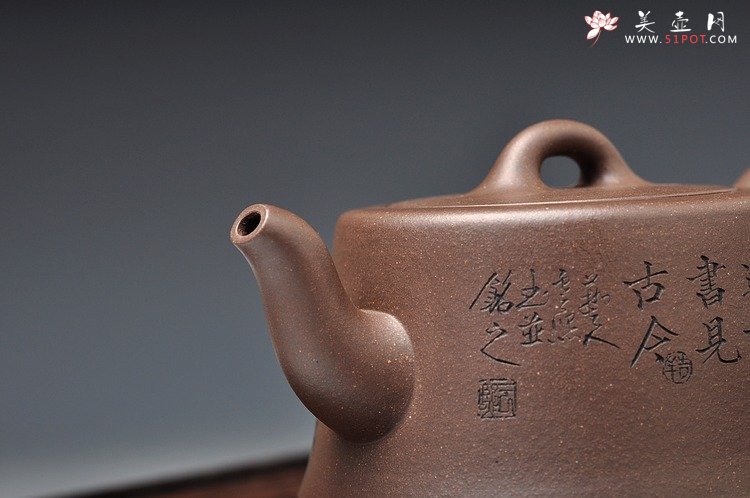 紫砂壶图片：双刀精品更显老味  柱础 青灰砂 范曾人物风格 - 宜兴紫砂壶网