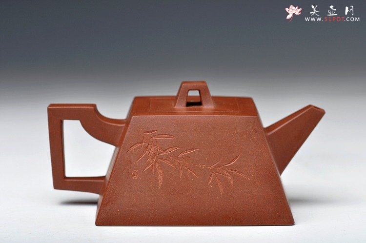 紫砂壶图片：气势凛然 剑流身如城 李昌鸿大师装饰 全手升方壶 - 宜兴紫砂壶网