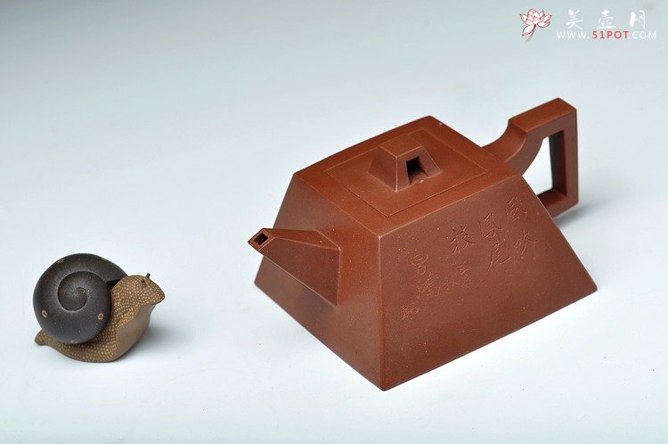 紫砂壶图片：气势凛然 剑流身如城 李昌鸿大师装饰 全手升方壶 - 宜兴紫砂壶网