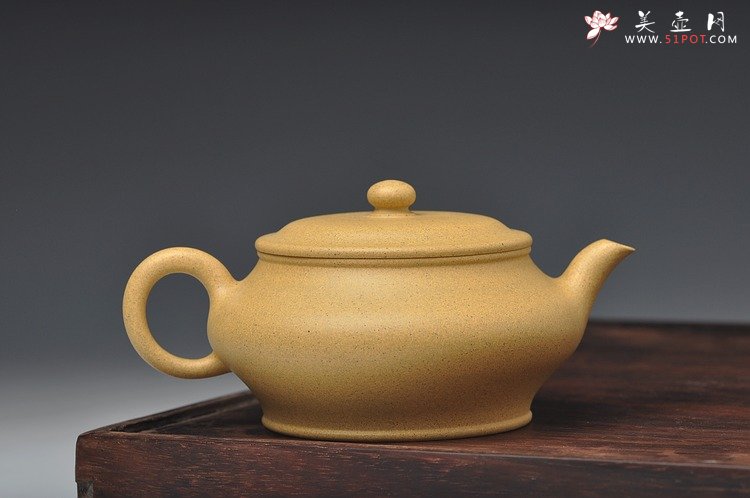 紫砂壶图片：线条挺括 全手高虚扁 本绿和底槽青一对 国助和石装饰 - 宜兴紫砂壶网