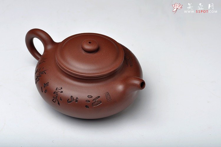 紫砂壶图片：刀工精美 工料皆爽 全手实用小仿古 江山万古清 - 宜兴紫砂壶网