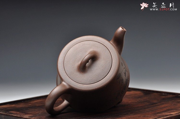 紫砂壶图片：双刀精品更显老味  柱础 青灰砂 范曾人物风格 - 宜兴紫砂壶网