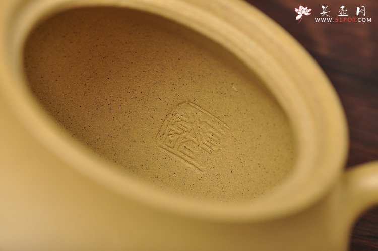 紫砂壶图片：造型新颖 敦厚可人 本山绿 全手禅钟 - 宜兴紫砂壶网