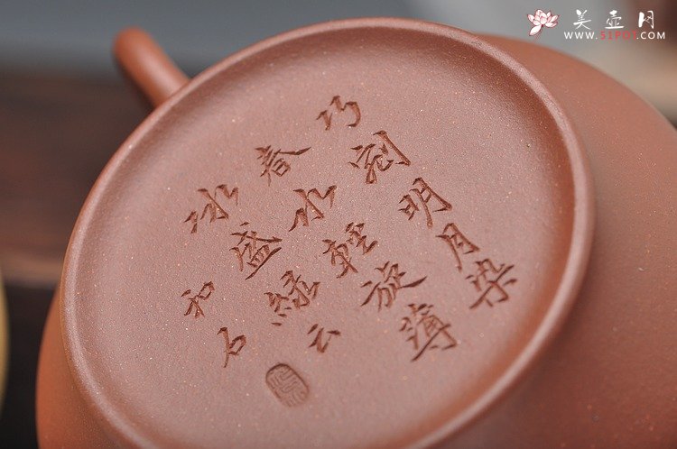 紫砂壶图片：线条挺括 全手高虚扁 本绿和底槽青一对 国助和石装饰 - 宜兴紫砂壶网