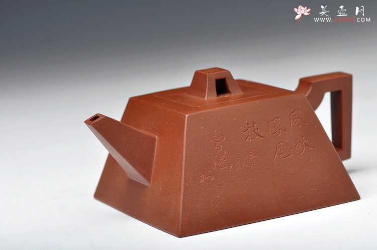 紫砂壶图片：气势凛然 剑流身如城 李昌鸿大师装饰 全手升方壶 - 宜兴紫砂壶网