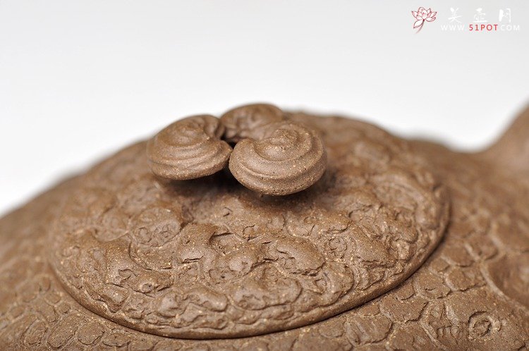 紫砂壶图片：邵惠雄风格 全手龚春 灵芝和瓜纽一对 薄胎 - 宜兴紫砂壶网