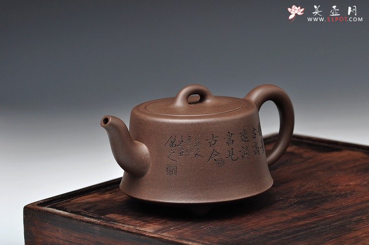 紫砂壶图片：双刀精品更显老味  柱础 青灰砂 范曾人物风格 - 宜兴紫砂壶网