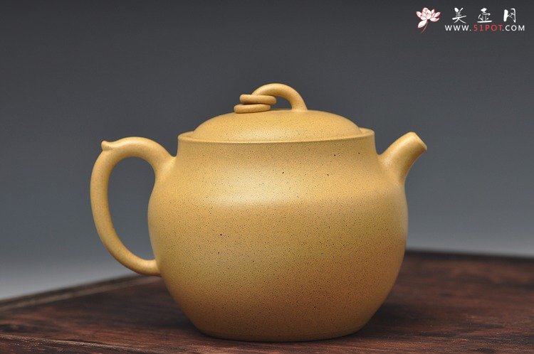 紫砂壶图片：造型新颖 敦厚可人 本山绿 全手禅钟 - 宜兴紫砂壶网