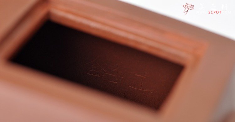 紫砂壶图片：气势凛然 剑流身如城 李昌鸿大师装饰 全手升方壶 - 宜兴紫砂壶网